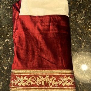 J. Queen New York - Maribella Collection - Queen bed skirt